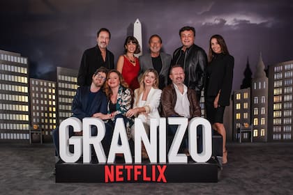 El elenco de Granizo junto a su director, Marcos Carnevale