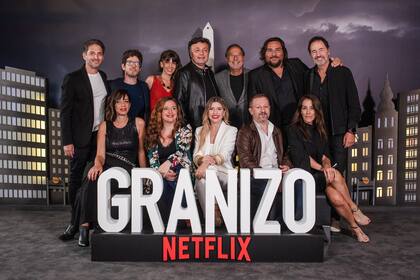 El elenco de Granizo junto al director Marcos Carnevale
