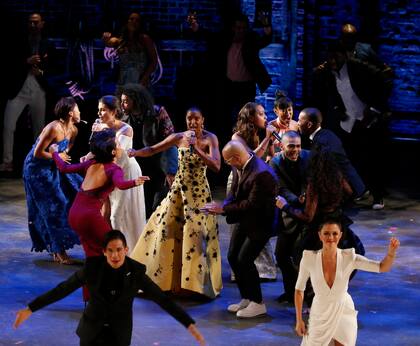 El elenco de Hamilton, la obra más ganadora, cerró la ceremonia