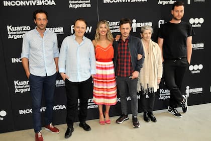 El elenco de Inconvivencia reunido, palpitando el estreno del jueves a las 23.30 por Telefe