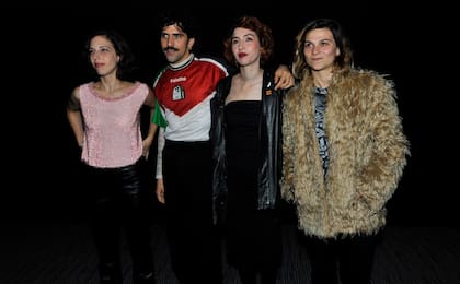El elenco de la comedia, Vera Spinetta, Gianluca Zonzini, Sofía Gala y Bel Gatti, posaron para las cámaras antes de la proyección del film