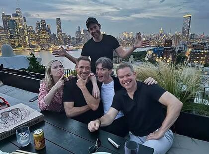 El elenco de la película Oppenheimer junto al actor John Krasinski, marido de Blunt
