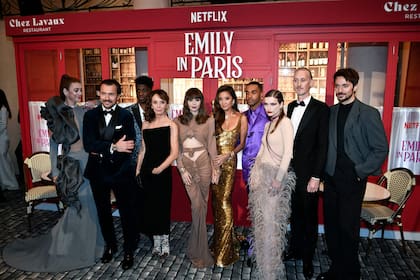 El elenco de la serie en la premiere que se realizó en París