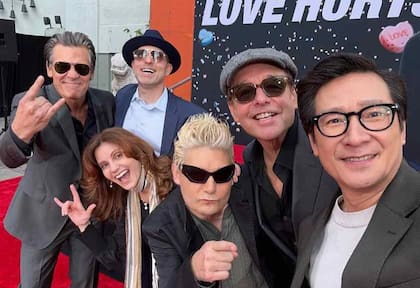 El elenco de Los Goonies acompañó a Ke Huy Quan en un día memorable para el actor en el TCL Chinese Theatre de Los Ángeles