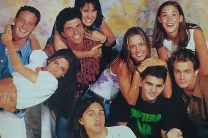 El elenco de Montaña rusa. Eric Grimberg y Celeste Pisapia; Diego Olivera y Nancy Dupláa; Betina O’Connell y Malena Solda junto a Sebastián de Caro y Gastón Pauls, y Esteban Prol debajo de todo.