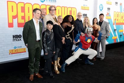 El elenco de Peacemaker en la presentación oficial de la segunda temporada de la serie, en Nueva York, el pasado 13 de agosto: Freddie Stroma, David Denman, Nhut Le, Steve Agee, Anissa Matlock, Danielle Brooks, James Gunn, Jennifer Holland, John Cena, Sol Rodriguez and Frank Grillo (Photo by Dimitrios Kambouris / GETTY IMAGES NORTH AMERICA / Getty Images via AFP)