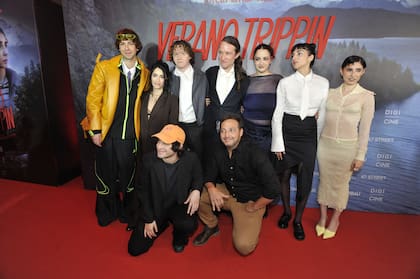 El elenco de Verano Trippin durante el estreno de la película en las salas del DOT Shopping; arriba: Simon Saieg, Lali Espósito, Brian Sichel, Manu Fanego, Miranda de la Serna, Morena Fernández Quinteros y Zoe Hochbaum; en la segunda línea: Valentín Wein y Ariel Staltari
