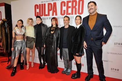 El elenco del film, que Bertuccelli codirigió junto a Mora Elizalde, está compuesto por Cecilia Roth, Justina Bustos, Fabiana Cantilo, Martín Garabal, Lucia Maciel, Mara Bastelli, Gaia Garibaldi, Fabián Arenillas, Gaby Ferrero, Mercedes Scapola, Valentina Brishantina y Rodolfo Prantte