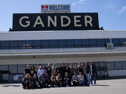 El elenco del musical Come From Away en el aeropuerto de Gander, en Canadá, el pueblo donde tuvo lugar la historia original