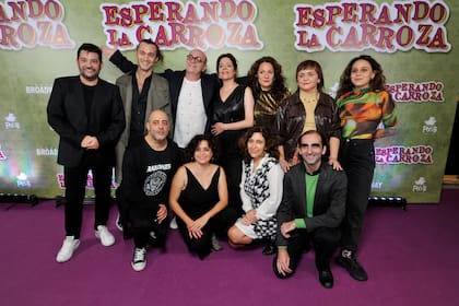 El elenco en pleno de Esperando la carroza, la adaptación teatral del film dirigido por Alejandro Doria que vio la luz en 1985 y que volvió a la calle Corrientes con Campi, Paola Barrientos, Pablo Rago, Ana Katz, Sebastián Presta, Valeria Lois, Mariano Torre, Andrés Granier, Milva Leonardi, Marina Castillo y Mayra Homar