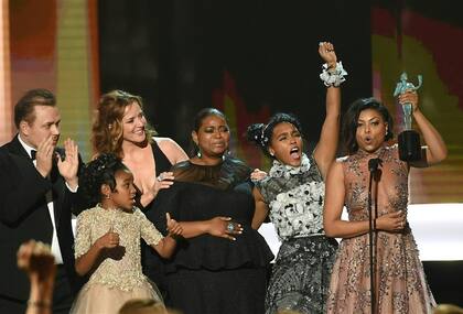 El elenco en pleno de Talentos ocultos al ganar el premio de la noche