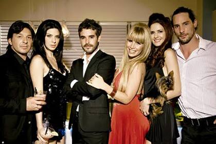 El elenco inicial de Botineras estaba formado por Damián de Santo, Romina Gaetani, Nicolás Cabré, Florencia Peña, Isabel Macedo y Gonzalo Valenzuela