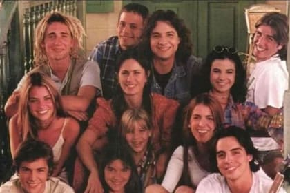 El elenco inicial de Verano del 98 contaba con algunas caras conocidas como Nancy Dupláa y Fernán Mirás, junto a otras relativamente desconocidas como Dolores y Tomás Fonzi, o Marcela Kloosterboer