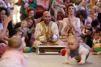 El elenco no escatima en trajes y maquillaje, aunque se trate de tan pequeños espectadores