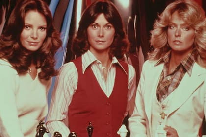 El elenco original de la serie estaba integrado por Jaclyn Smith, Kate Jackson y Farrah Fawcett. Las cinco temporadas de la serie (emitidas originalmente entre 1976 y 1981) convirtieron en estrella a Farrah Fawcett, que abandonó la serie en la tercera temporada y fue reemplazada por Cheryl Ladd