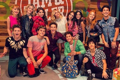 El elenco original de Soy Luna. "Compartimos cinco años de experiencias muy fuertes para nosotros, como viajar y estar lejos de nuestras casas por mucho tiempo", cuenta Ratner