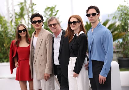 El elenco principal de Secretos de un escándalo junto al director Todd Haynes, en la presentación del film en Cannes
