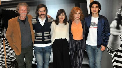 El elenco lo completan: Daniel Fanego, Mercedes Morán, Peter Lanzani, Cecilia Roth y Chino Darín