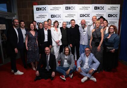 El elenco y el equipo de producción de Kiss the future se unieron para posar durante la noche inaugural del Festival de Cine de Tribeca 2023 en el Teatro BMCC. La gala fue el 7 de junio