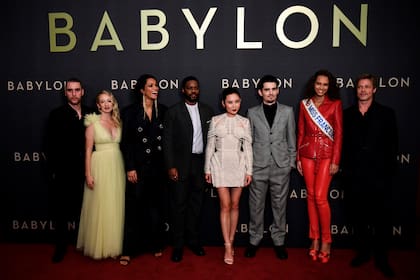 El elenco y equipo de producción también se fotografió con Indira Ampiot, la Miss France 2023 que eligió un look total red para la ocasión 