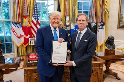 El embajador Alec Oxenford, al presentar las cartas credenciales al presidente de Estados Unidos, Donald Trump, en el Salón Oval de la Casa Blanca.