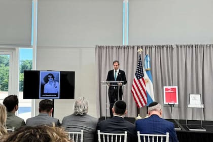 El embajador argentino, Alec Oxenford, en el acto por la AMIA, en Washington.