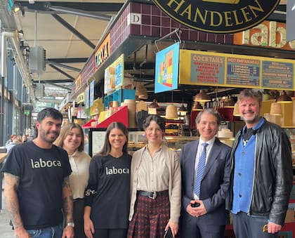 El embajador argentino en Dinamarca, Julio Mercado (de traje) visitó Laboca este año; a la derecha, Harris