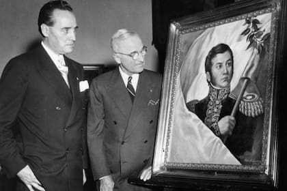 El embajador argentino en los Estados Unidos, Oscar Ivanissevich le entrega al presidente de ese país, Harry Truman, el retrato de San Martín, a fines de octubre de 1946