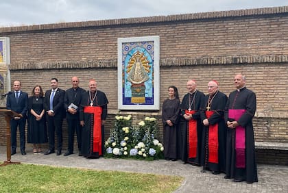 El embajador argentino Luis Pablo Beltramino, Agustín Caulo (actual secretario de Culto), el cardenal Víctor Manuel "Tucho" Fernández, el cardenal Leonardo Sandri, sor Raffaella Petrini, el cardenal Pietro Parolin, el cardenal Fernando Vergez y monseñor Guillermo Karcher en la entronización de un mosaico de la Virgen de Luján en los jardines del Vaticano, en septiembre de 2025