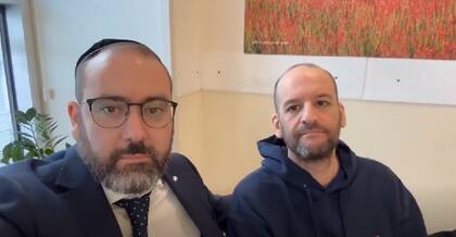 El embajador Axel Wahnish junto al liberado Iair Horn, de 46 años.