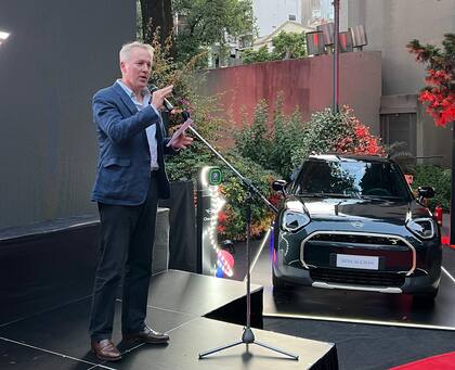 El embajador británico en la Argentina David Cairns en la presentación del MINI Aceman