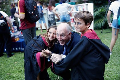 El embajador británico, Mark Kent, junto a dos pequeños seguidores de la trama de Harry Potter