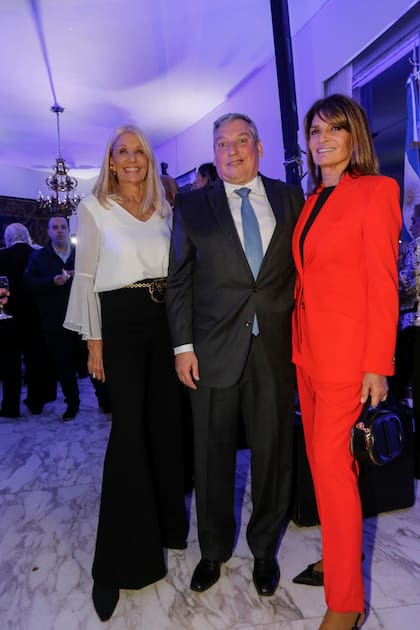 El embajador Carlos Enciso Christiansen junto a Evelyn Scheild y Teresa Calandra