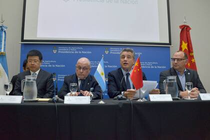 El embajador chino en el país, Zou Xiaoli; el canciller Jorge Faurie; el ministro de Agricultura, Luis Miguel Etchevehere; y el presidente del Senasa, Ricardo Negri
