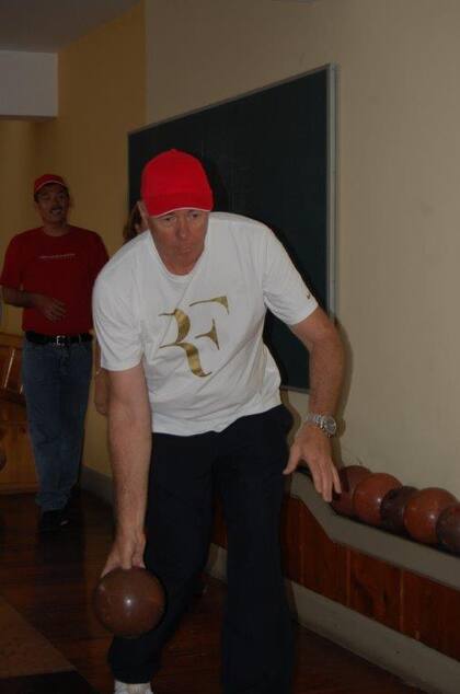El embajador, con una camiseta de la línea de Roger Federer, jugando a los bolos