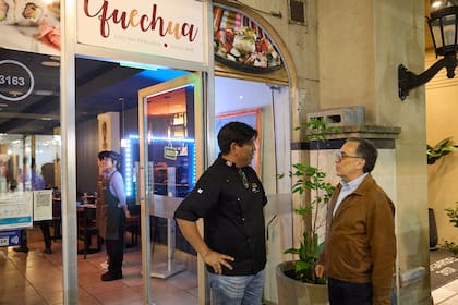 El embajador conversando con el chef del restaurante Quechua