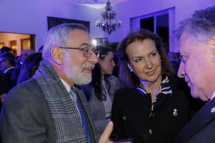 El embajador de Brasil, Julio linternick Bitelli y la canciller argentina, Diana Mondino, conversan con el canciller de Uruguay, Omar Paganini