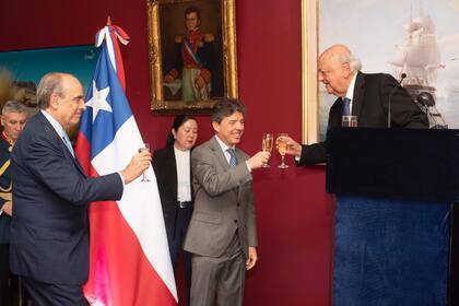 El embajador de Chile, José Viera-Gallo, junto al vicecanciller Leopoldo Sahores y el jefe de Gabinete, Guillermo Francos