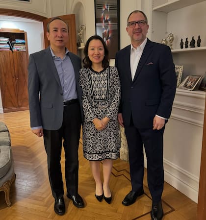 El embajador de China, Wang Wei, junto a su esposa, Donxiao Xue, y el diputado bonaerense Fabián Perechodnik