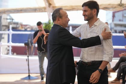 El embajador de China, Wang Wei, junto al gobernador de Santa Fe, Maximiliano Pullaro