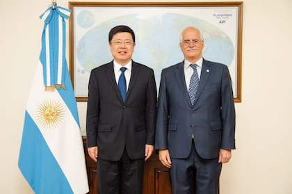 El embajador de China, Zou Xiaoli, y el ministro de Defensa, Jorge Taiana