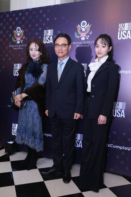 El embajador de Corea, Yongsoo Lee, su esposa, Sena Kim, y su hija Jina Lee