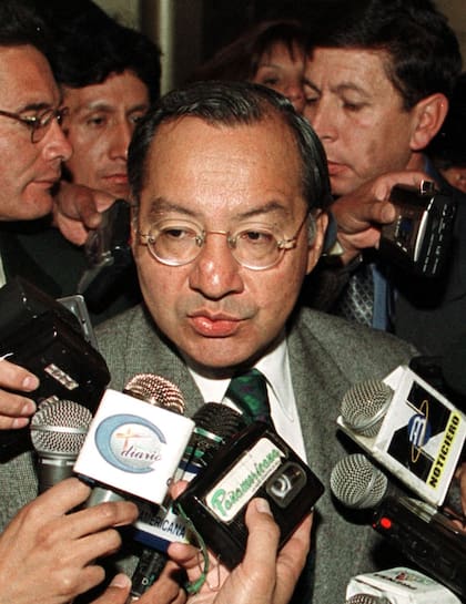 El embajador de EE.UU. en Bolivia, Manuel Rocha, habla con miembros de la prensa en La Paz el 11 de julio de 2001. Un ex embajador de Estados Unidos en Bolivia y miembro del Consejo de Seguridad Nacional ha sido acusado de espiar para Cuba durante 40 años, anunció el 4 de diciembre de 2023 el Departamento de Justicia.