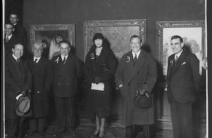 El embajador de España (3) y su esposa (2) en las Galerías Witcomb, junto a Rosendo Martínez (1), titular de Witcomb, tras la muerte de Alejandro Witcomb. 1929.