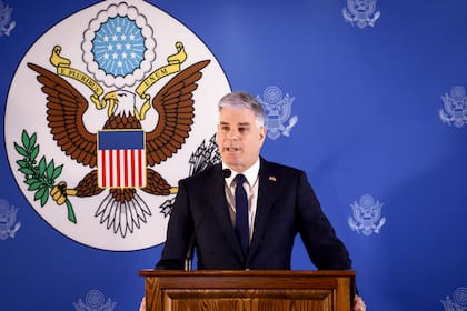 El embajador de Estados Unidos en Paraguay, Marc Ostfield, habla durante una rueda de prensa hoy, en la sede de la embajada, en Asunción.