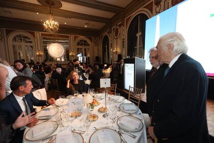 El embajador de Estados Unidos Marc Stanley junto a personalidades en la Cena Anual de CEA 2022, el el Alvear Palace