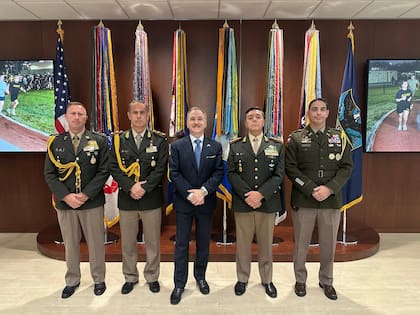 El embajador de Estados Unidos. Peter Lamelas, con el ministro Carlos Alberto Prestiy autoridades del Ministerio de Defensa, en el encuentro organizado por el Comando Sur del país norteamericano en Miami,