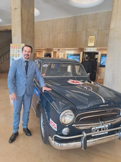 El embajador de Francia, Romain Louis Nadal, junto a un Peugeot 403 de época en la sede del ACA