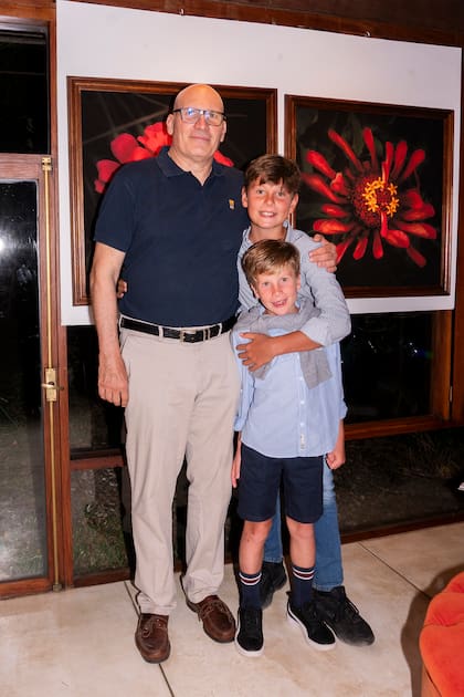 El embajador de Grecia en Uruguay, Stavros Spyridakis, junto a sus hijos