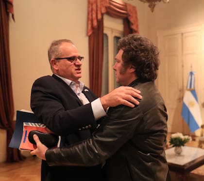 El embajador de Israel en Buenos Aires, Eyal Sela, junto al presidente Javier Milei, en la Casa Rosada, tras el ataque de Irán